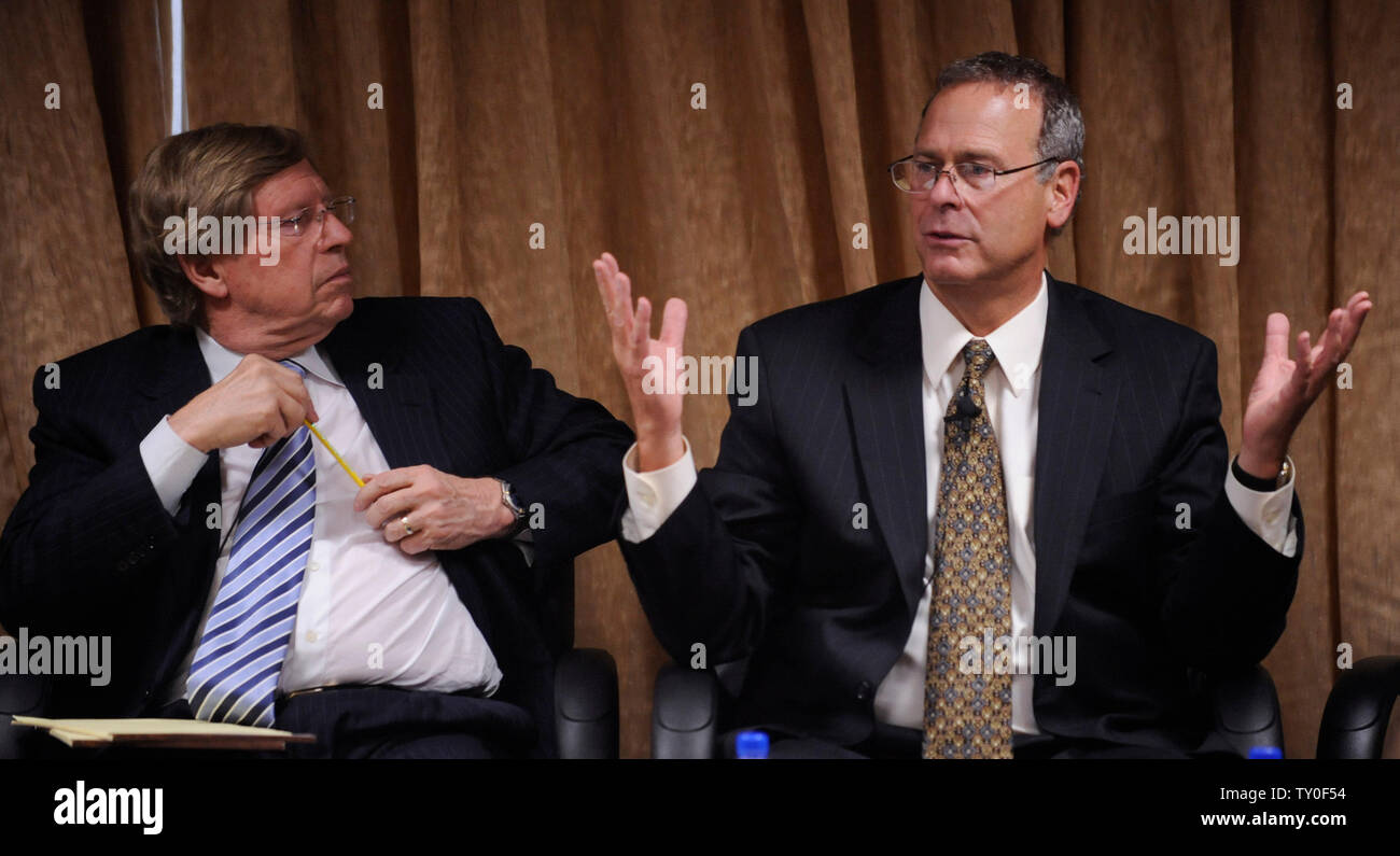 Theodore Olsen (L) Partner, Gibson, Dunn & Crutcher LLP und ehemaliger Generalstaatsanwalt der USA, und Brian Greenspun, Präsident und Herausgeber der Zeitung "Las Vegas Sun", beteiligen sich an der "Die Zukunft der Printmedien: Wie die Anpassung an das digitale Zeitalter" an der Milken Institut globale Konferenz in Beverly Hills Kalifornien am 28. April 2008 (UPI Foto/Jim Ruymen) Stockfoto