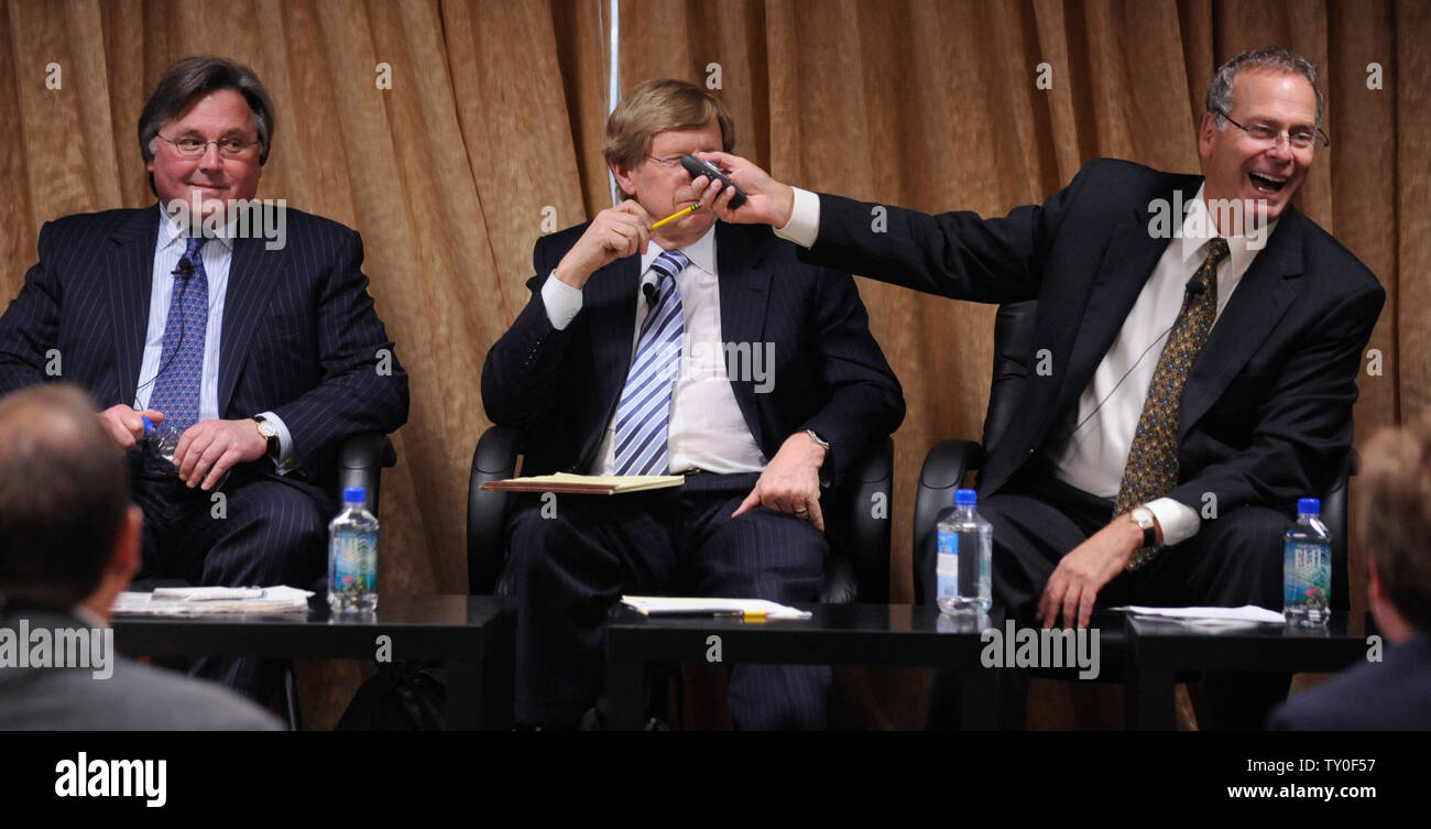 Brian Tiernay, Herausgeber der Philadelphia Enquirer, Theodore Olsen, partner Gibson, Dunn & Crutcher LLP und ehemaliger Generalstaatsanwalt der USA, und Brian Greenspun, Präsident und Herausgeber der Zeitung "Las Vegas Sun" (L-R), beteiligen sich an der "Die Zukunft der Printmedien: Wie die Anpassung an das digitale Zeitalter" an der Milken Institut globale Konferenz in Beverly Hills Kalifornien am 28. April 2008 (UPI Foto/Jim Ruymen) Stockfoto