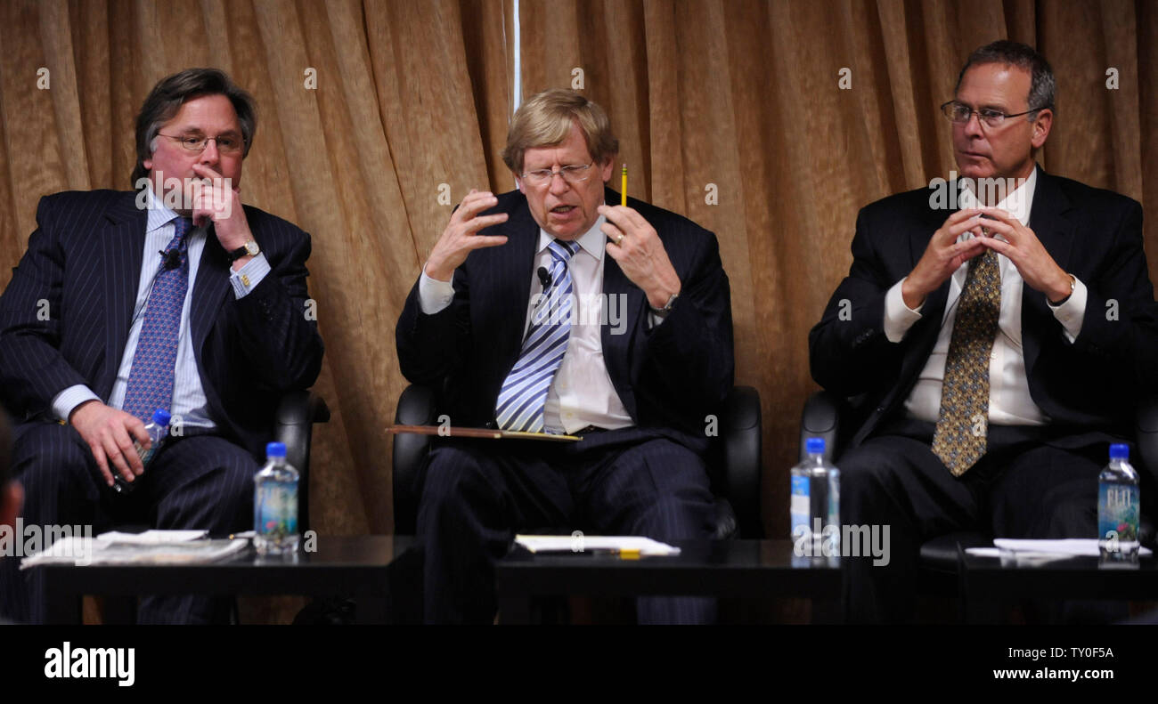 Brian Tiernay, Herausgeber der Philadelphia Enquirer, Theodore Olsen, partner Gibson, Dunn & Crutcher LLP und ehemaliger Generalstaatsanwalt der USA, und Brian Greenspun, Präsident und Herausgeber der Zeitung "Las Vegas Sun" (L-R), beteiligen sich an der "Die Zukunft der Printmedien: Wie die Anpassung an das digitale Zeitalter" an der Milken Institut globale Konferenz in Beverly Hills Kalifornien am 28. April 2008 (UPI Foto/Jim Ruymen) Stockfoto