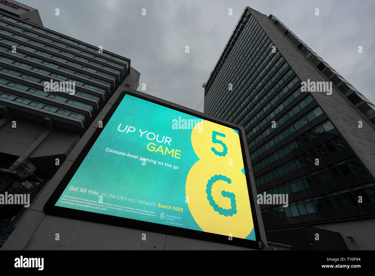 Eine Werbung für 5 G Data Service durch die Telekommunikationsanbieter EE auf einem großen Bildschirm in Piccadilly, Manchester, UK gesehen wird. Stockfoto