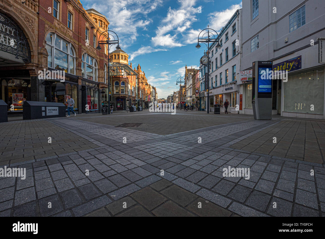 LEEDS, Großbritannien - 2 Juni, 2019: Straße um Leeds City Centre, Vereinigtes Königreich Stockfoto