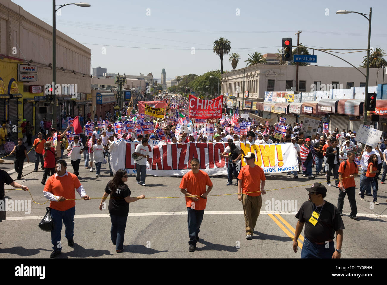 Eine Gruppe von Demonstranten im März in der Innenstadt von Los Angeles am 1. Mai 2008. Die Veranstaltung wurde von mehreren Organisationen, die die Rechte der Einwanderer in verschiedenen Städten des Landes verteidigen koordiniert. (UPI Foto/Lazlo Fitz) Stockfoto