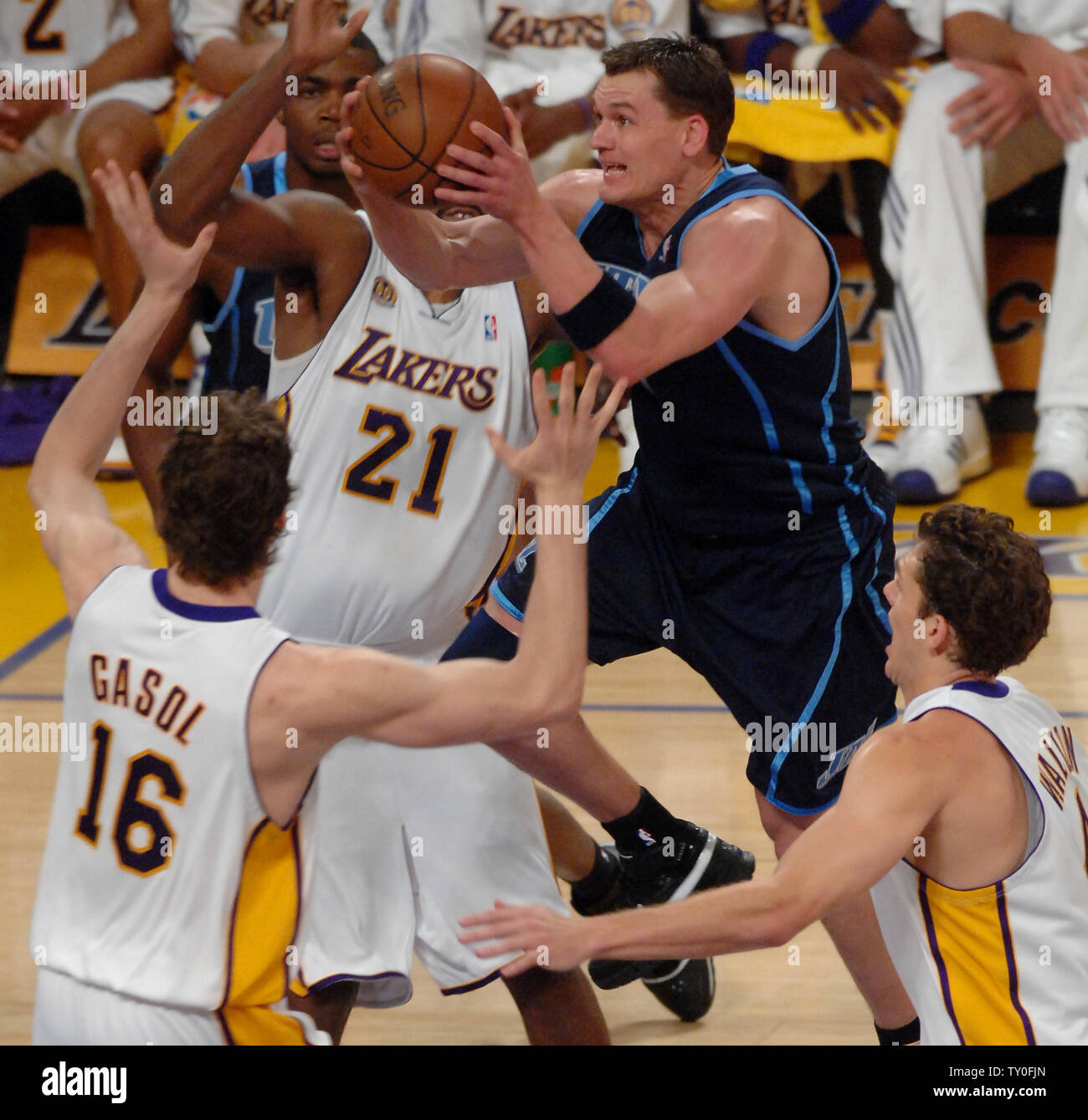 Utah Jazzs' Matt Harpring Kerben über Los Angeles Lakers" Ronny Turiaf (21) und Paul Gasol (16) während der ersten Hälfte Aktion im Spiel 1 der Western Conference Halbfinale in Los Angeles am 4. April 2008. Die Lakers besiegten die Jazz 109-98. (UPI Foto/Seiji Yamada) Stockfoto