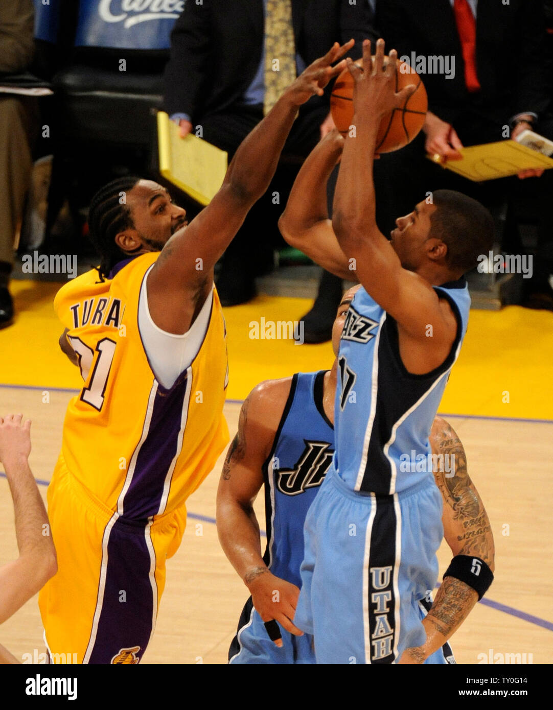 Utah Jazzs' Ronnie Preis (17) hat seinen Schuss blockiert durch Los Angeles Laker Ronny Turiaf (21) während der ersten Hälfte Aktion im Spiel 5 der Western Conference Halbfinale in Los Angeles am 14. Mai 2008. Die Lakers besiegten die Jazz 111-104. (UPI Foto/Jon SooHoo) Stockfoto