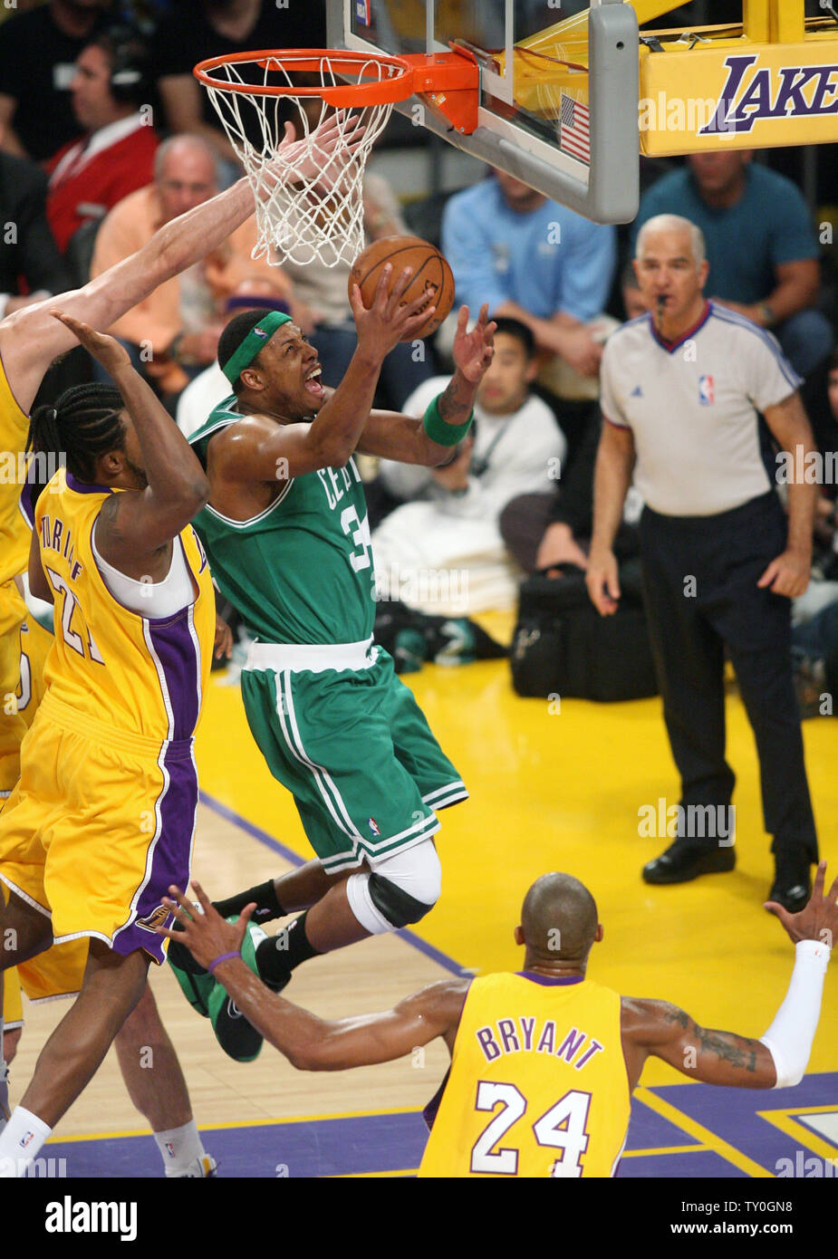 Boston Celtics' Paul Pierce Kerben hinter Los Angeles Lakers" Ronnie Turiaf in Spiel 3 der NBA Endrunden bei Staples Center in Los Angeles am 10. Juni 2008. Die Lakers besiegten die Celtics 87-81 aus zu einem 3-0 Loch in der Best-of-Seven-Serie. Die Celtics führen die Reihe 2-1. (UPI Foto/Lazlo Fitz) Stockfoto