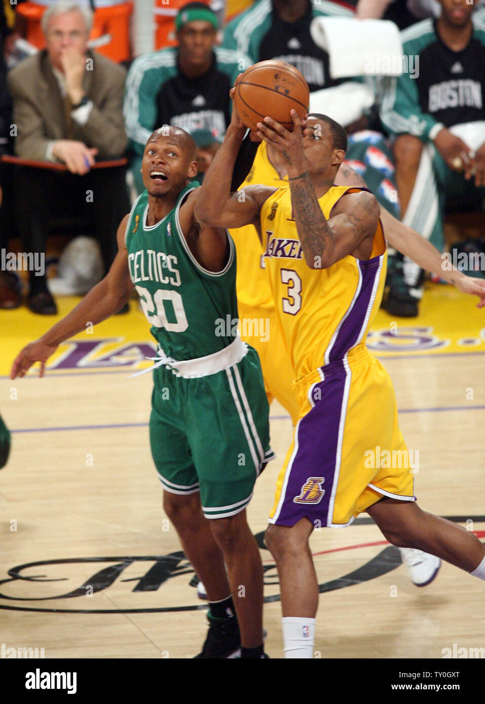 Boston Celtics Ray Allen 20 Erreicht Um Den Schuss Von Los Angeles Lakers Trevor Ariza 3 In Spiel 4 Der Nba Endrunden Im Staples Center In Los Angeles Am 12 Juni 2008