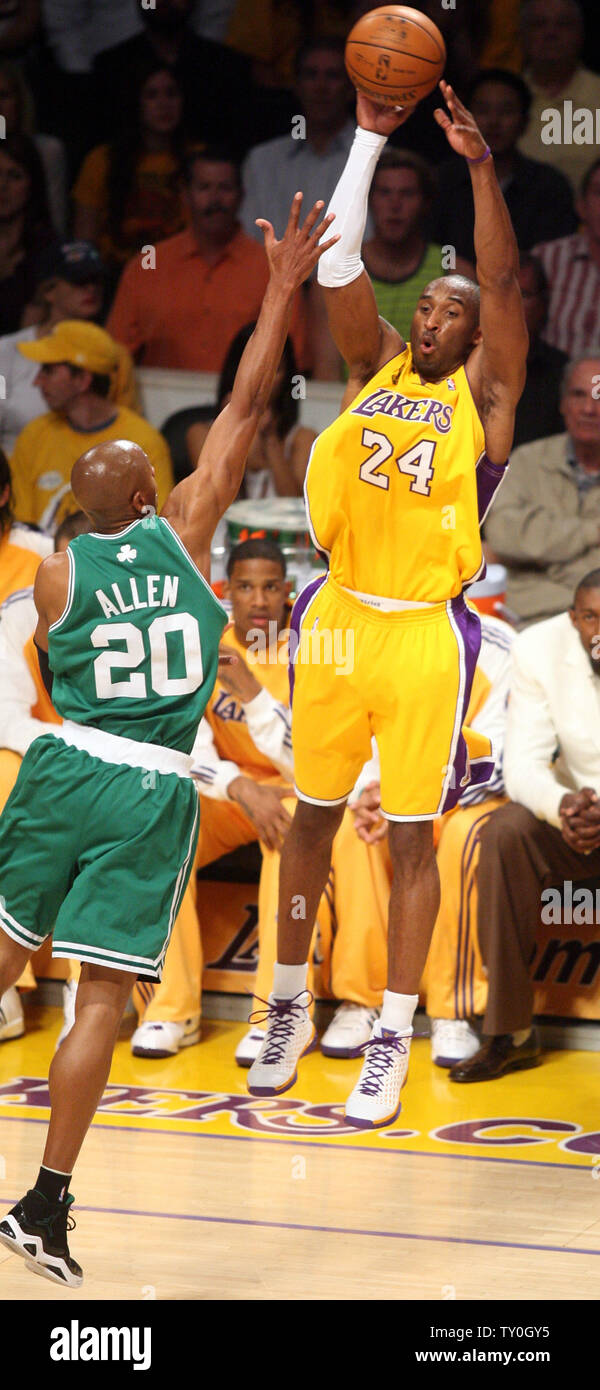 Los Angeles Lakers" Kobe Bryant (24) schießt über Boston Celtics' Ray Allen in Spiel 4 der NBA Endrunden im Staples Center in Los Angeles am 12. Juni 2008. Die Celtics gegen die Lakers 97-91 die Best-of-Seven Serie 3-1 zu führen. Spiel 5 findet am Sonntag, dem 15. Juni gespielt werden. (UPI Foto/Lazlo Fitz) Stockfoto