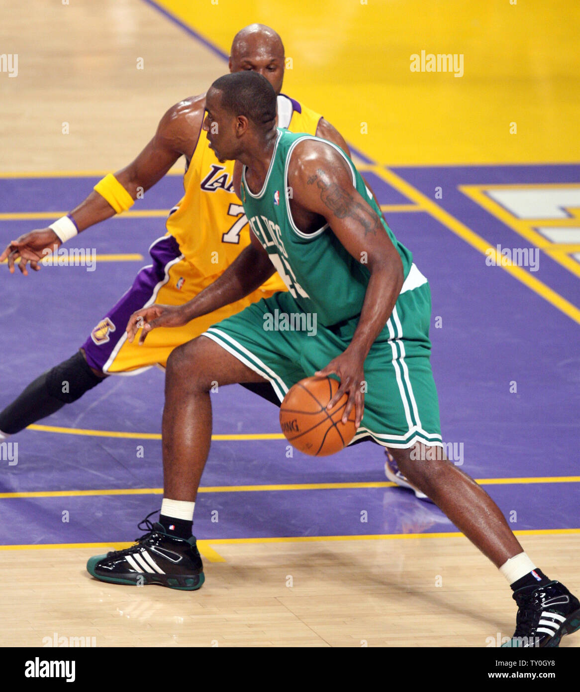 Boston Celtics" Kendrick Perkins Antriebe gegen Los Angeles Lakers' Lamar Odom in Spiel 4 der NBA Endrunden im Staples Center in Los Angeles am 12. Juni 2008. Die Celtics gegen die Lakers 97-91 die Best-of-Seven Serie 3-1 zu führen. Spiel 5 findet am Sonntag, dem 15. Juni gespielt werden. (UPI Foto/Lazlo Fitz) Stockfoto