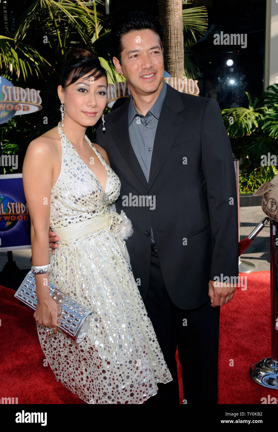 Russell Wong, ein Ensemble in der motion picture fantasy Thriller "Die Mumie: Das Grabmal des Drachenkaisers", sorgt sich die Premiere des Films mit seiner Frau Flora Cheung in Los Angeles am 27. Juli 2008. (UPI Foto/Jim Ruymen) Stockfoto