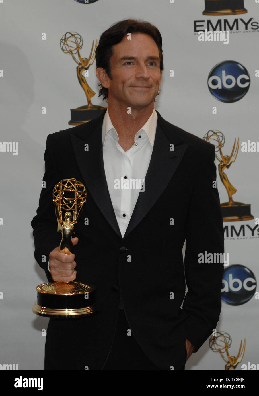 Jeff Probst hält seine Emmy für herausragende Host für eine Wirklichkeit oder Realität - Wettbewerb Programm für seine Arbeit auf dem Gebiet der 'Survivor', Backstage in der 60Th Primetime Emmy Awards auf der Nokia Center in Los Angeles am 21. September 2008. (UPI Foto/Scott Harms) Stockfoto