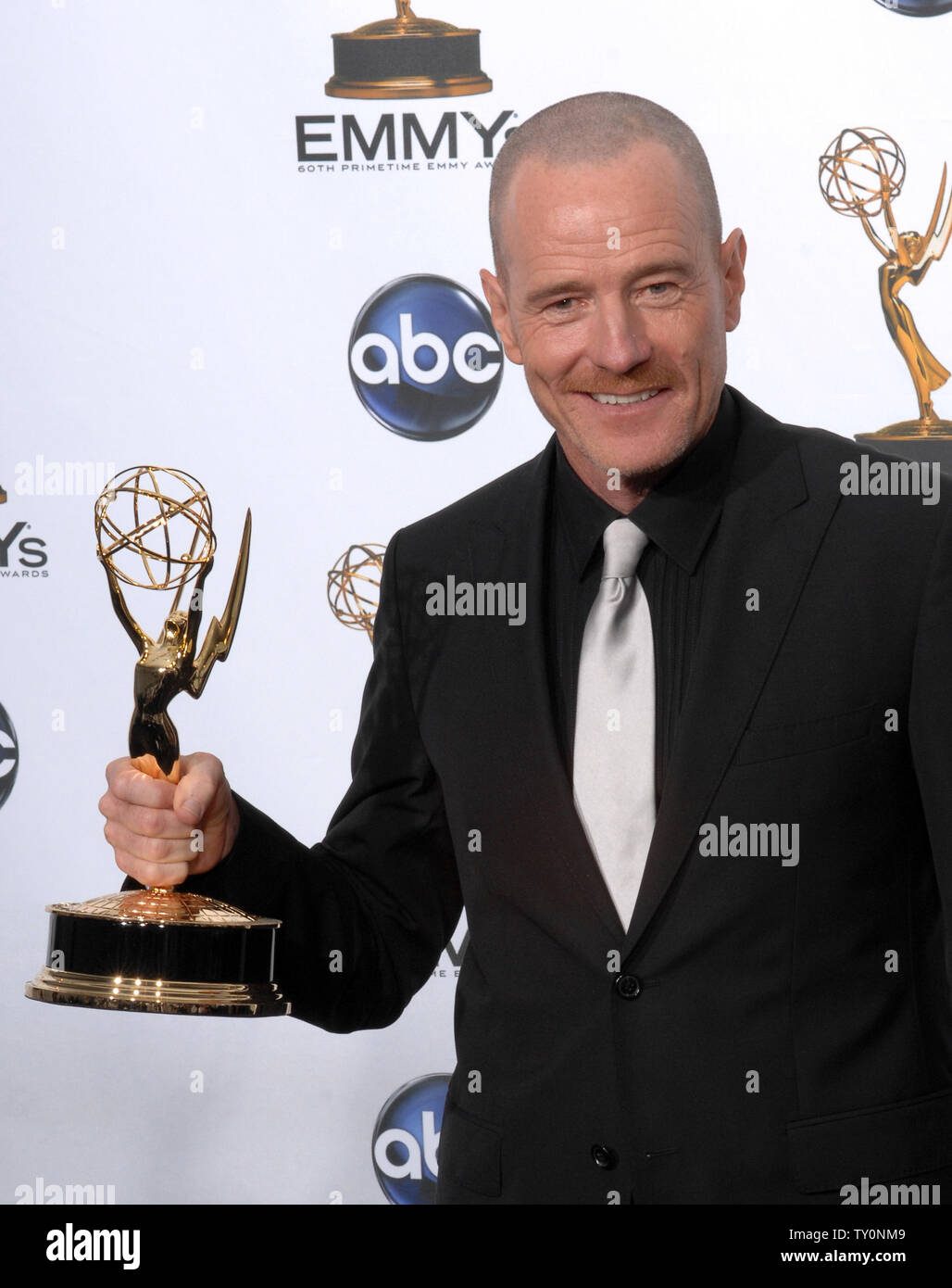 Bryan Cranston hält seine Emmy für bester Hauptdarsteller in einer drama Serie für seine Arbeit über "Breaking Bad" an der 60th Primetime Emmy Awards auf der Nokia Center in Los Angeles am 21. September 2008. (UPI Foto/Scott Harms) Stockfoto