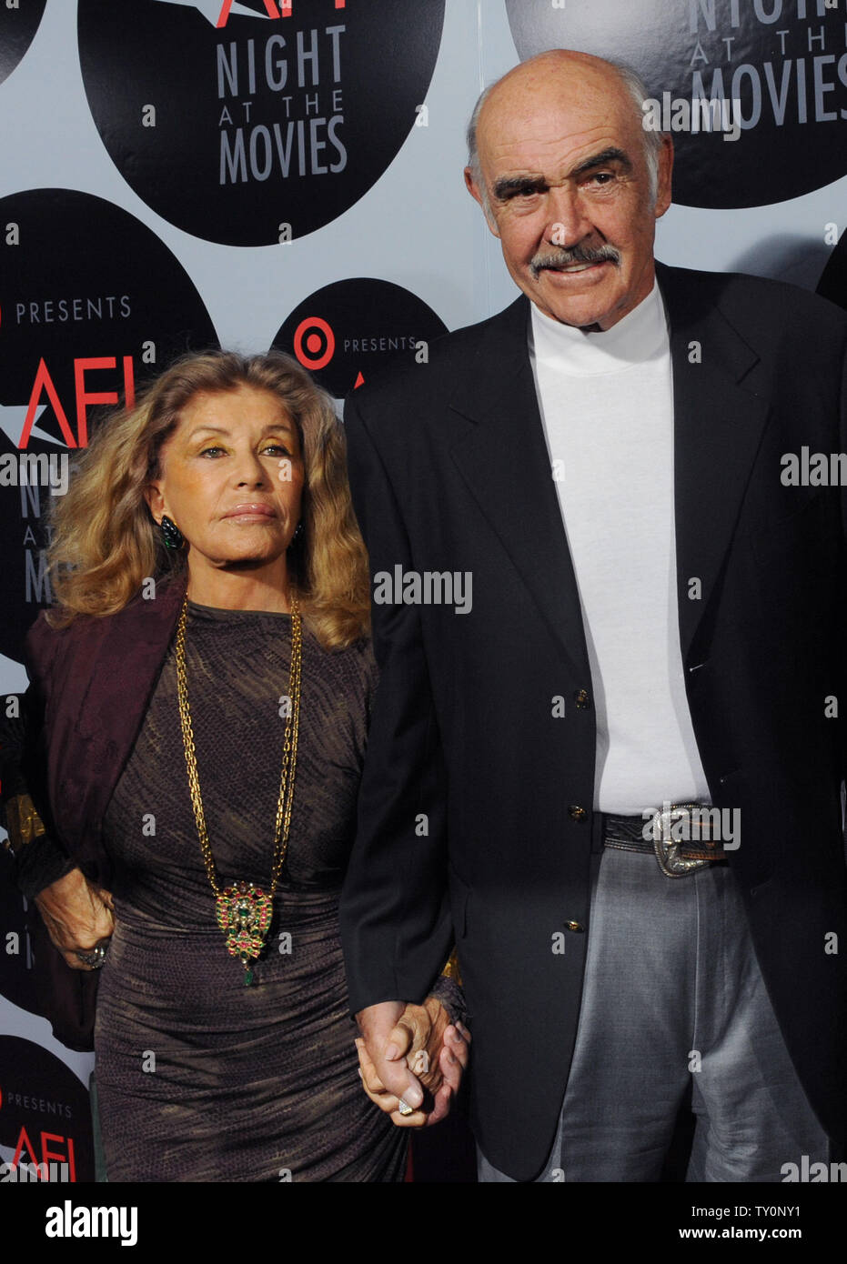 Schauspieler Sean Connery (R) und seine Frau Micheline Roquebrune