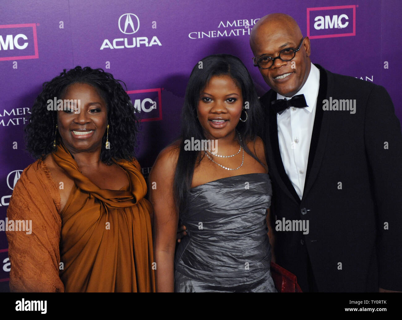 Schauspieler und honoree Samuel L. Jackson kommt mit seiner Frau Latanya Richardson (L) und ihre Tochter Zoe bei der 23 American Cinematheque Award Gala in Beverly Hills, Kalifornien am 1. Dezember 2008. (UPI Foto/Jim Ruymen) Stockfoto