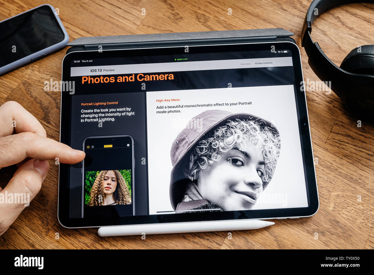 Paris, Frankreich - Jul 6, 2019: der Mensch Lesen auf Apple iPad pro Tablette über neueste Ankündigung der monochromatischen Effekt zu Hochformat auf iOS 13. Stockfoto