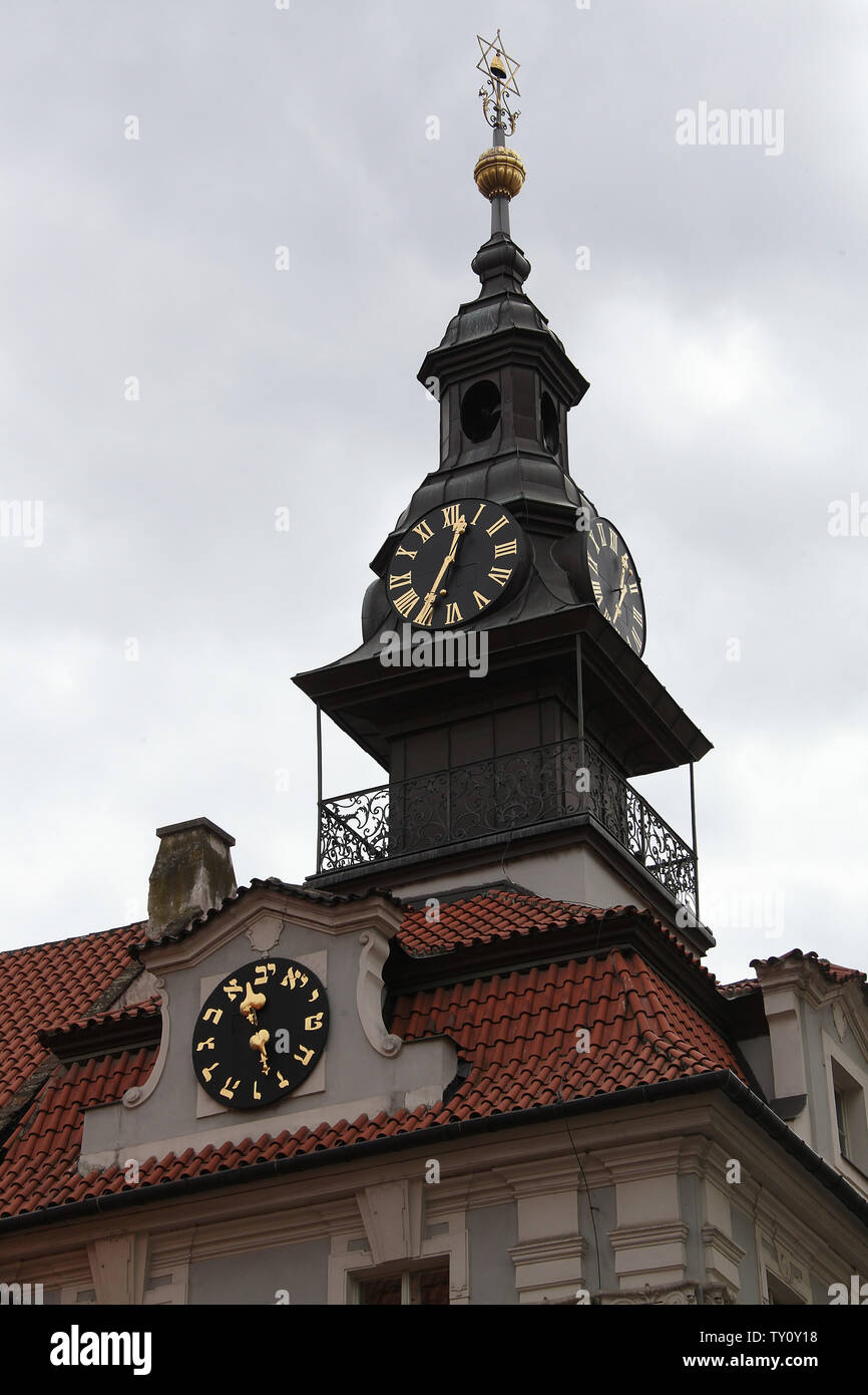 Das berühmte Jüdische Rathaus in Prag mit seinen zwei Uhren die Zeit mit römischen Ziffern Markierungen und auch Hebräische Ziffern Stockfoto