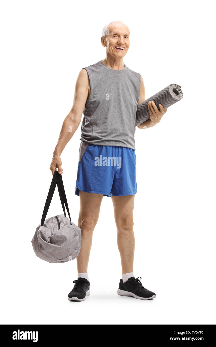 In voller Länge Porträt ein älterer Mann und eine Sporttasche und eine trainingsmatte auf weißem Hintergrund Stockfoto
