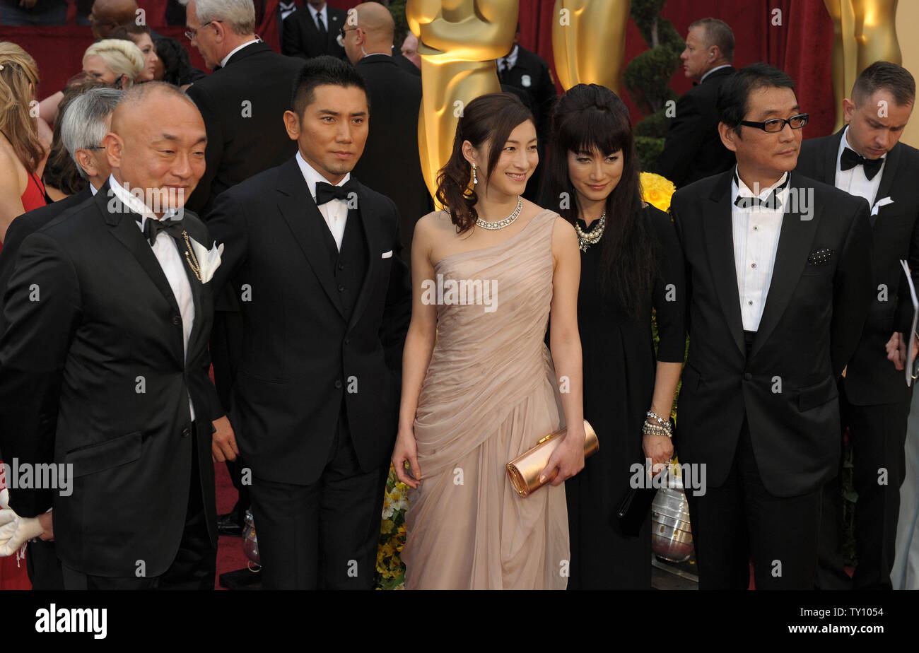 Hersteller Yasuhiro Mase Uchida, Masahiro Motoki, Ryoko Hirosue, Kimiko Yo und Regisseur Yojiro Takita (L und R) der japanischen Film 'Danfallenden gehaltsbezogenen" Anreise an der 81st Academy Awards in Hollywood am 22. Februar 2009. Abflüge gewann einen Oscar für den besten ausländischen Film. (UPI Foto/Roger L. Wollenberg) Stockfoto