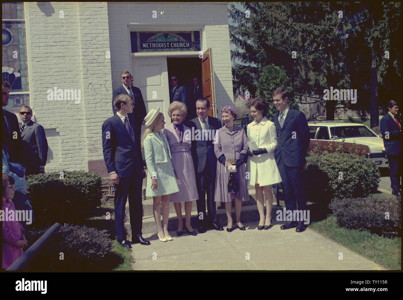 Ostersonntag, Guymon, Maryland; Umfang und Inhalt: Im Bild: Ed und Tricia Cox, Frau und Präsident Nixon, Mamie Eisenhower, Julie und David Eisenhower. Betrifft: Gottesdienste und religiöse Figuren. Stockfoto