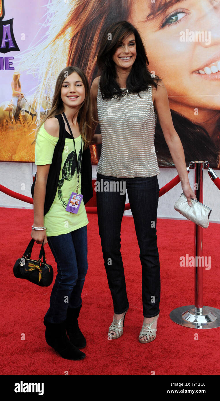 Schauspielerin Teri Hatcher und ihre Tochter Emerson Rose Tenney Besuchen die Premiere der motion picture musikalische Komödie "Hannah Montana: Der Film', am El Capitan Theatre in Hollywood" in Los Angeles am 2. April 2009. (UPI Foto/Jim Ruymen) Stockfoto