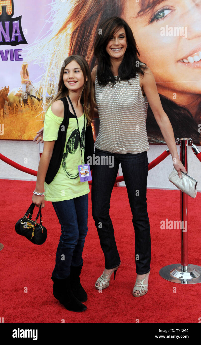 Schauspielerin Teri Hatcher und ihre Tochter Emerson Rose Tenney Besuchen die Premiere der motion picture musikalische Komödie "Hannah Montana: Der Film', am El Capitan Theatre in Hollywood" in Los Angeles am 2. April 2009. (UPI Foto/Jim Ruymen) Stockfoto