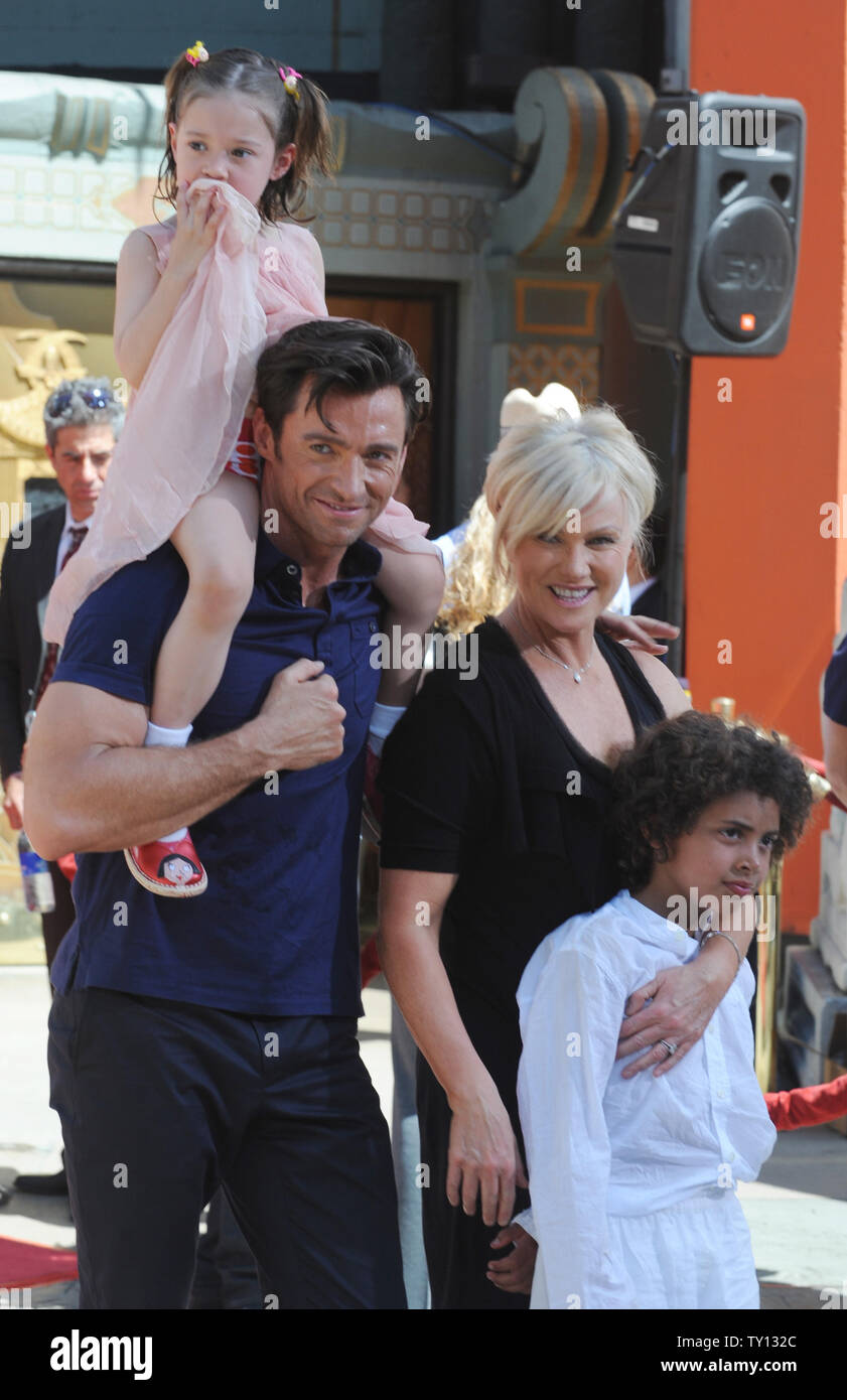 Hugh Jackman (2-L) posiert für die Fotografen mit (L-R) Tochter Ava, Frau Deborra-Lee Furness und Sohn Oscar während einer Zeremonie, wo der Schauspieler seine Hand und Fuß druckt in feuchtem Zement in den Vorplatz der Grauman's Chinese Theater in Hollywood" in Los Angeles am 21. April 2009 (UPI/Jim Ruymen) Stockfoto