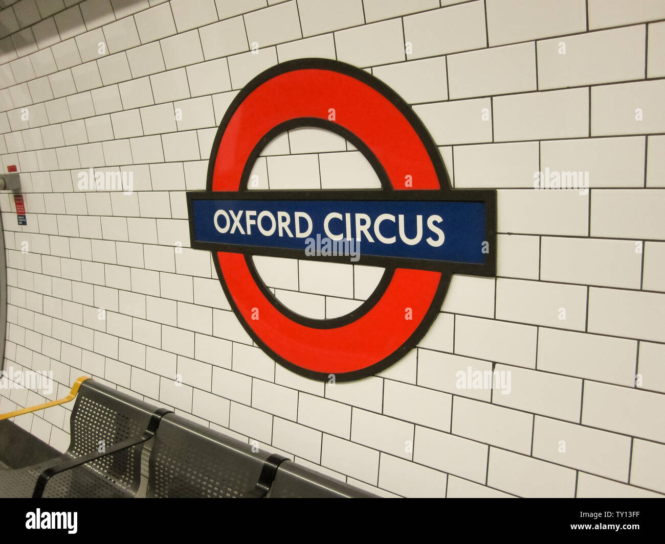 Die U-Bahn-Station Oxford Circus Plattform. U-Schild auf Fliesen an der Wand. Die Londoner U-Bahn ist die älteste U-Bahn der Welt. - Bild. L Stockfoto