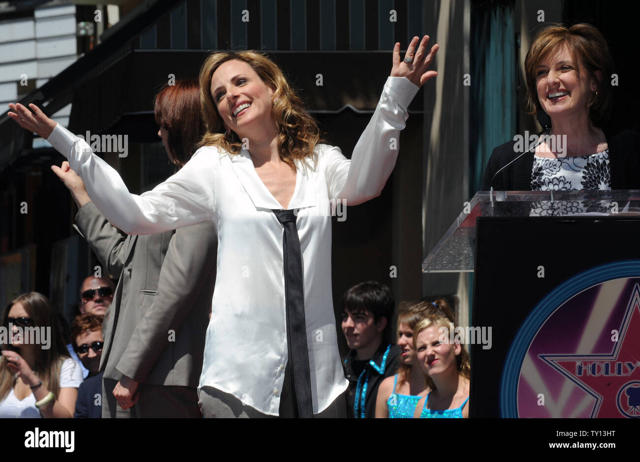 Academy award-winning Schauspielerin Marlee Matlin reagiert auf Kommentare von Anne Sweeney, Präsident von Disney-ABC-Gruppe während einer Zeremonie für Ihr neu enthüllt Stern auf dem Hollywood Walk of Fame in Los Angeles Mai 6, 2009. Matlin, die Taub ist, gewann ihre beste Schauspielerin Oscar für ihre Rolle in "Gottes vergessene Kinder" im Jahr 1987 und hat in zahlreichen TV-Shows. (UPI Foto/Jim Ruymen) Stockfoto