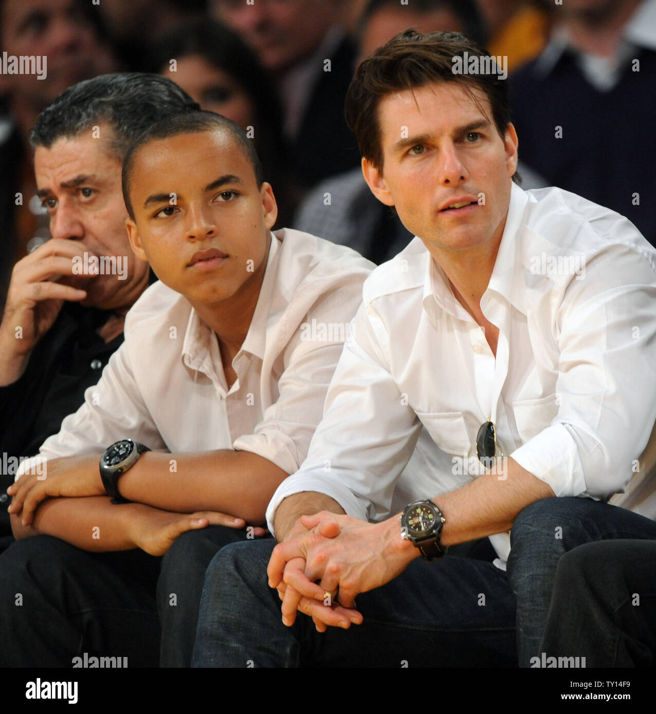 Schauspieler Tom Cruise (R) sitzt courtside mit seinem Sohn Connor, wie