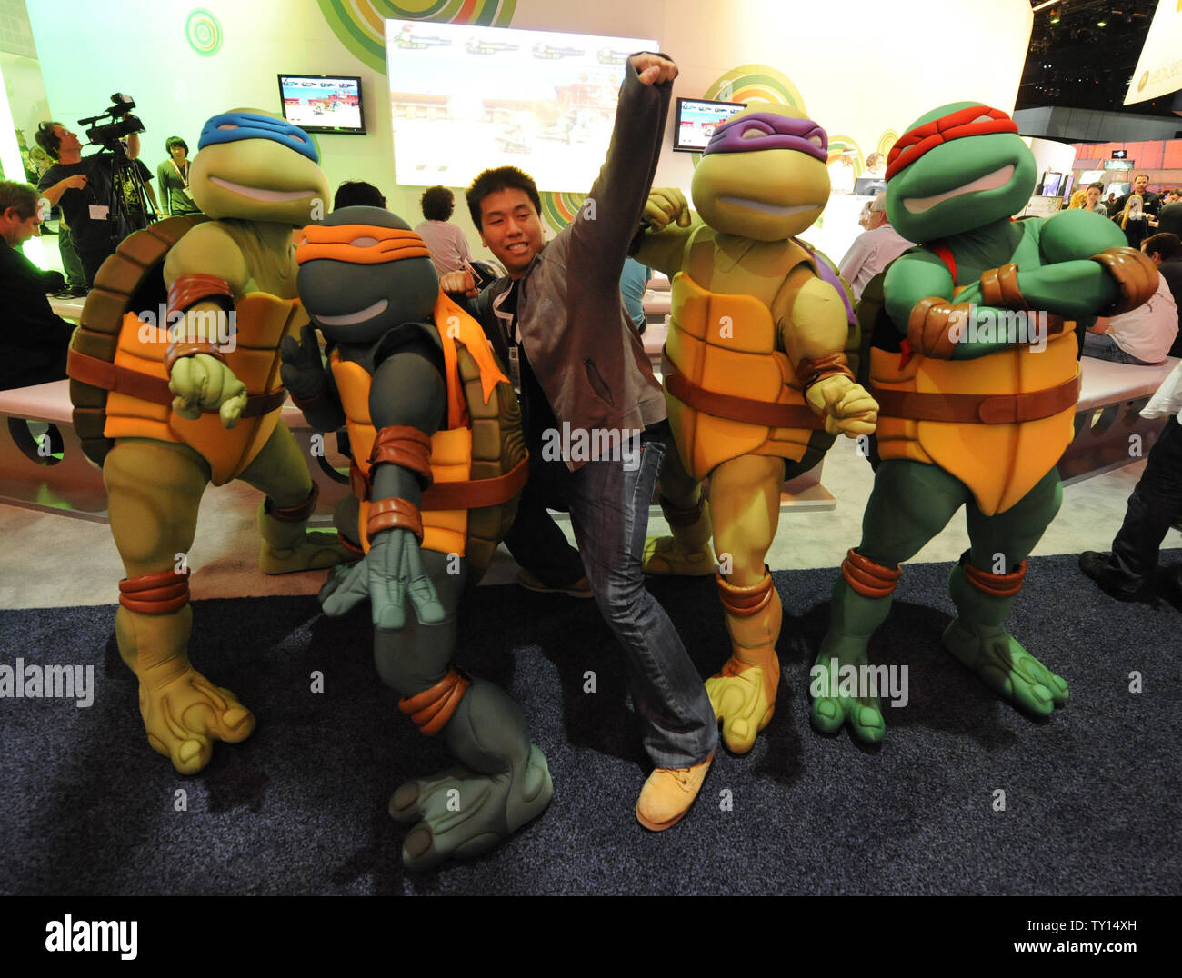 Mutant Ninja Turtles pose mit Teilnehmern während der E3 Electronic Entertainment Expo in Los Angeles Juni 4, 2009. (UPI Foto/Phil McCarten) Stockfoto