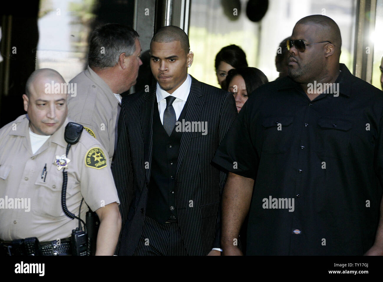 R&B-Sänger Chris Brown fährt von Los Angeles Superior Court empfangen von 5 Jahren auf Bewährung und mehr als 1400 Stunden Arbeit orientierten Service als Satz für den Angriff Fall seiner Pop Star ehemalige Freundin Rihanna in Hancock Park nach einer Grammy Awards Party. Das Verfahren wurde in Abt. 123, Strafgerichten Gebäude, Los Angeles am 25. August 2009 statt. . UPI/Jonathan Alcorn. Stockfoto