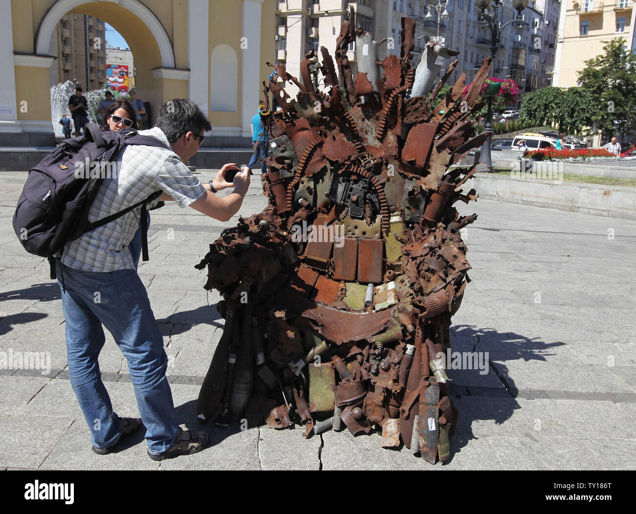 Kiew, Kiew, Ukraine. 25. Juni 2019. Ein Mann nimmt ein Bild von der Eiserne Thron, während der Präsentation auf dem Platz der Unabhängigkeit in Kiew, Ukraine. Die 600 kg Kunst Arbeiten von Armee freiwillige Denis Bushtets "Eiserne Thron des Ostens'' ist der Tank Stücke, Patrone, Gürtel, Fragmente von Raketen, Maschinengewehre, Granaten, Soldat, Flakons und andere militärische Artefakte, die auf der vorderen Linie mit Russland aufgenommen wurden - unterstützte Separatisten im Osten der Ukraine. Ein Prototyp eines berühmten Bügeleisen Thron von Spiel der Throne TV-Serie ist eine Erinnerung an einen blutigen Konflikt, der bereits rund 13.000 p getötet hat. Stockfoto