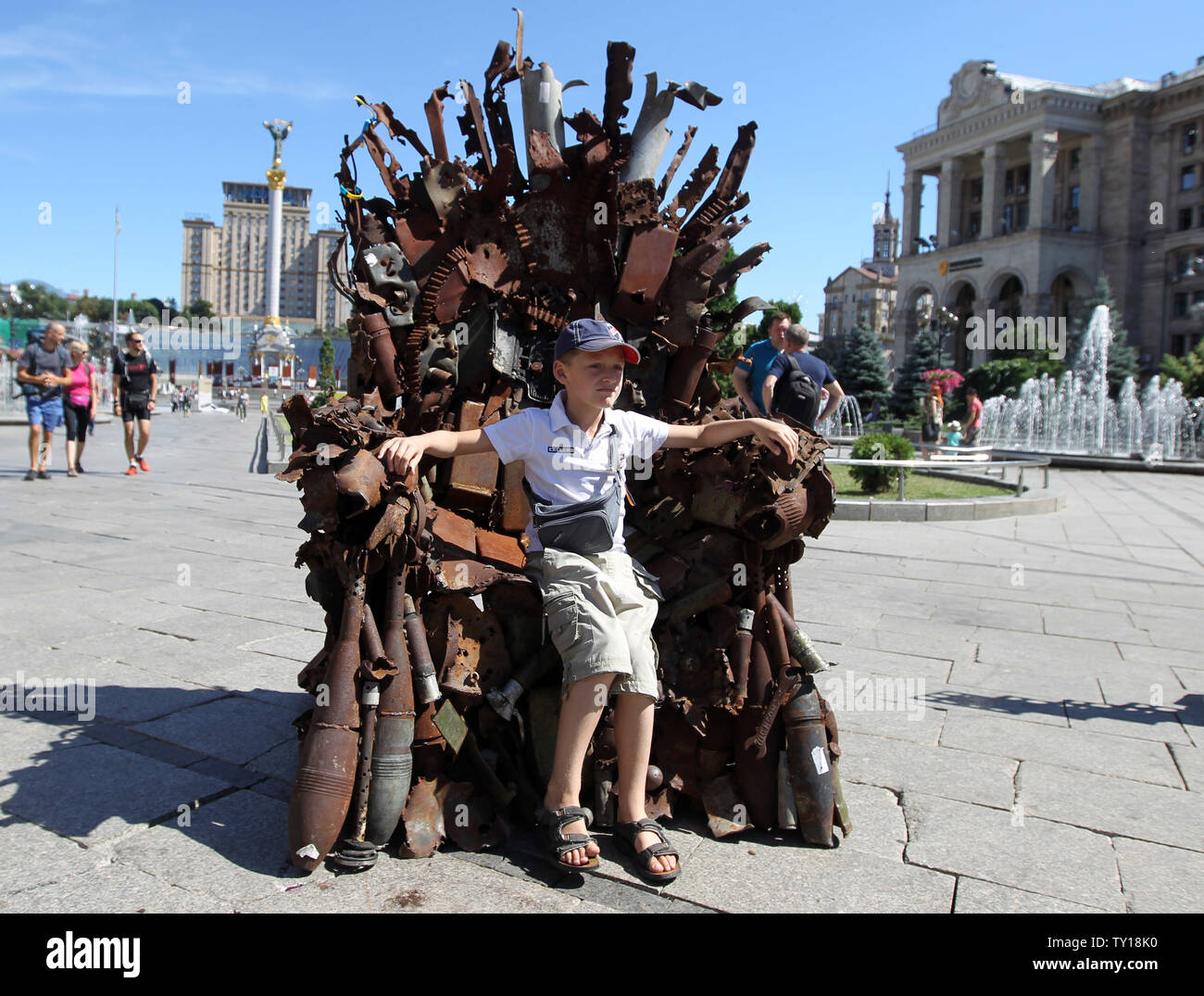 Kiew, Kiew, Ukraine. 25. Juni 2019. Ein Junge posiert für ein Foto, während in den Eisernen Thron sitzt, während der Präsentation auf dem Platz der Unabhängigkeit in Kiew, Ukraine. Die 600 kg Kunst Arbeiten von Armee freiwillige Denis Bushtets "Eiserne Thron des Ostens'' ist der Tank Stücke, Patrone, Gürtel, Fragmente von Raketen, Maschinengewehre, Granaten, Soldat, Flakons und andere militärische Artefakte, die auf der vorderen Linie mit Russland aufgenommen wurden - unterstützte Separatisten im Osten der Ukraine. Ein Prototyp eines berühmten Bügeleisen Thron von Spiel der Throne TV-Serie ist eine Erinnerung an ein blutiger Konflikt bereits kille Stockfoto