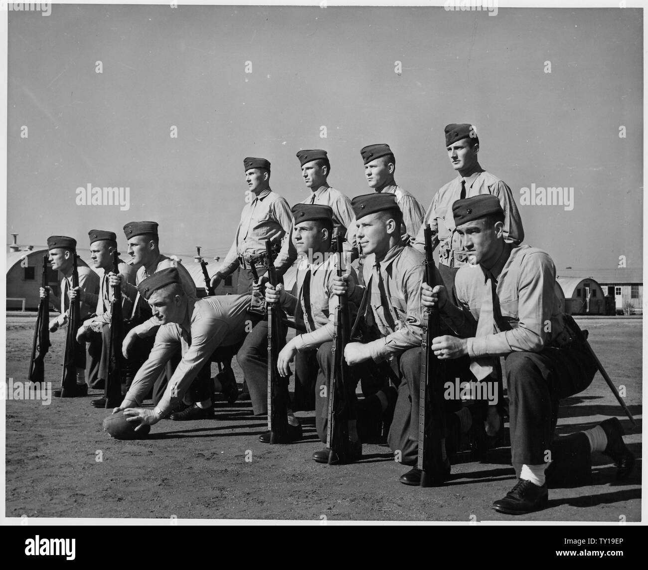 Elf Fußballspieler, die nationale Anerkennung auf dem Bratrost gewonnen haben, sind jetzt in der Marine Corps Ausbildung auf Parris Island, SC. Sie sind von links nach rechts, Tommy Davis, Herzog; Mike Micka, Colgate; Bert Gianelli, Slg. von Pacific; Elmer Jones, Franklin und Marshall; Alex Agase, Purdue; Pat Preston, Herzog; Ralph Heywood, USC; (Backfield) Angelo Bertelli, Notre Dame; Johannes Podesto, Slg. von Pacific; Tony Butkovich, Purdue; Mickey McCardle, USC. Stockfoto