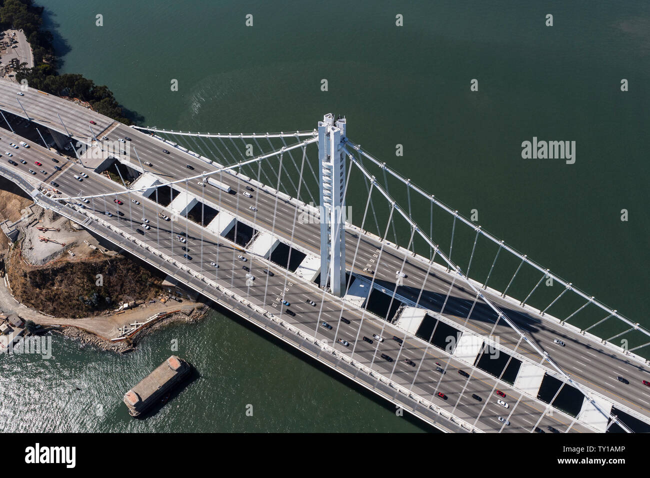 Antenne nach unten an den Verkehr auf der San Francisco und Oakland Bay Bridge in Kalifornien. Stockfoto