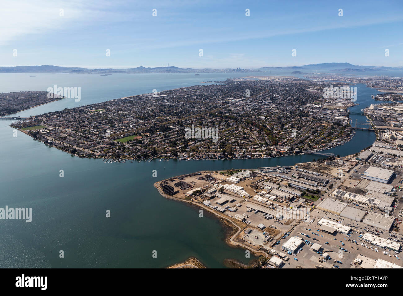 Antenne von Alameda Insalnd und San Francisco Bay in der Nähe von Oakland, Kalifornien. Stockfoto