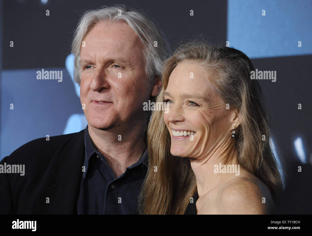 Regisseur James Cameron (L) und Frau Suzy Amis nehmen an der Premiere des Films "Avatar" in Los Angeles am 16 Dezember, 2009. UPI/Phil McCarten Stockfoto