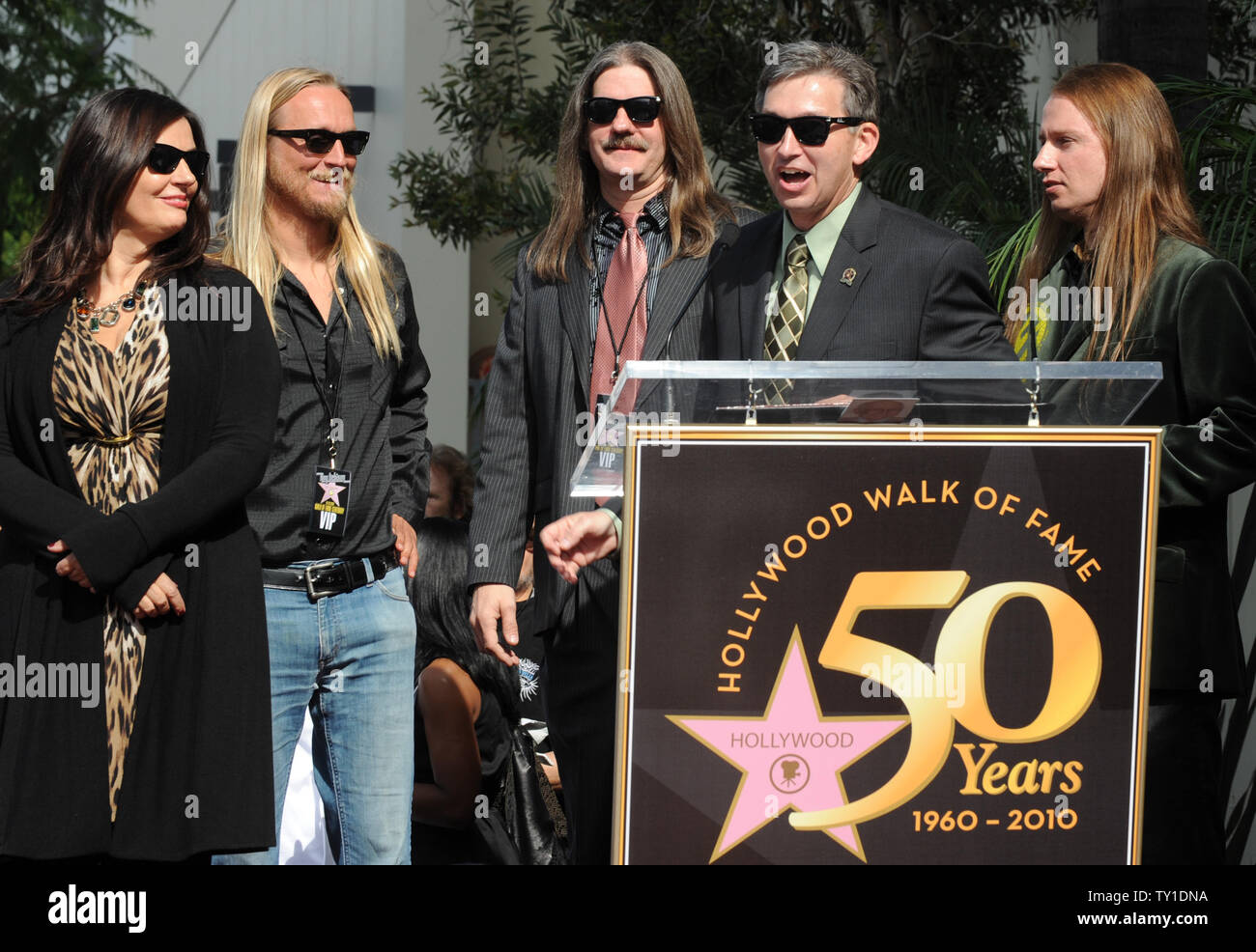 Roy Orbison Familienmitglieder, von links, Barbara Orbison, Alex Orbison, Westly Orbison, Roy Orbison Reagieren auf Kommentare von Leron Gubler, als er Orbison's Signatur Sonnenbrille vor dem Capitol Records Gebäude wie die späten Roy Orbison zieht mit den 2.400 th Stern auf dem Hollywood Walk of Fame geehrt in Los Angeles, am 29. Januar 2010. UPI/Jim Ruymen Stockfoto