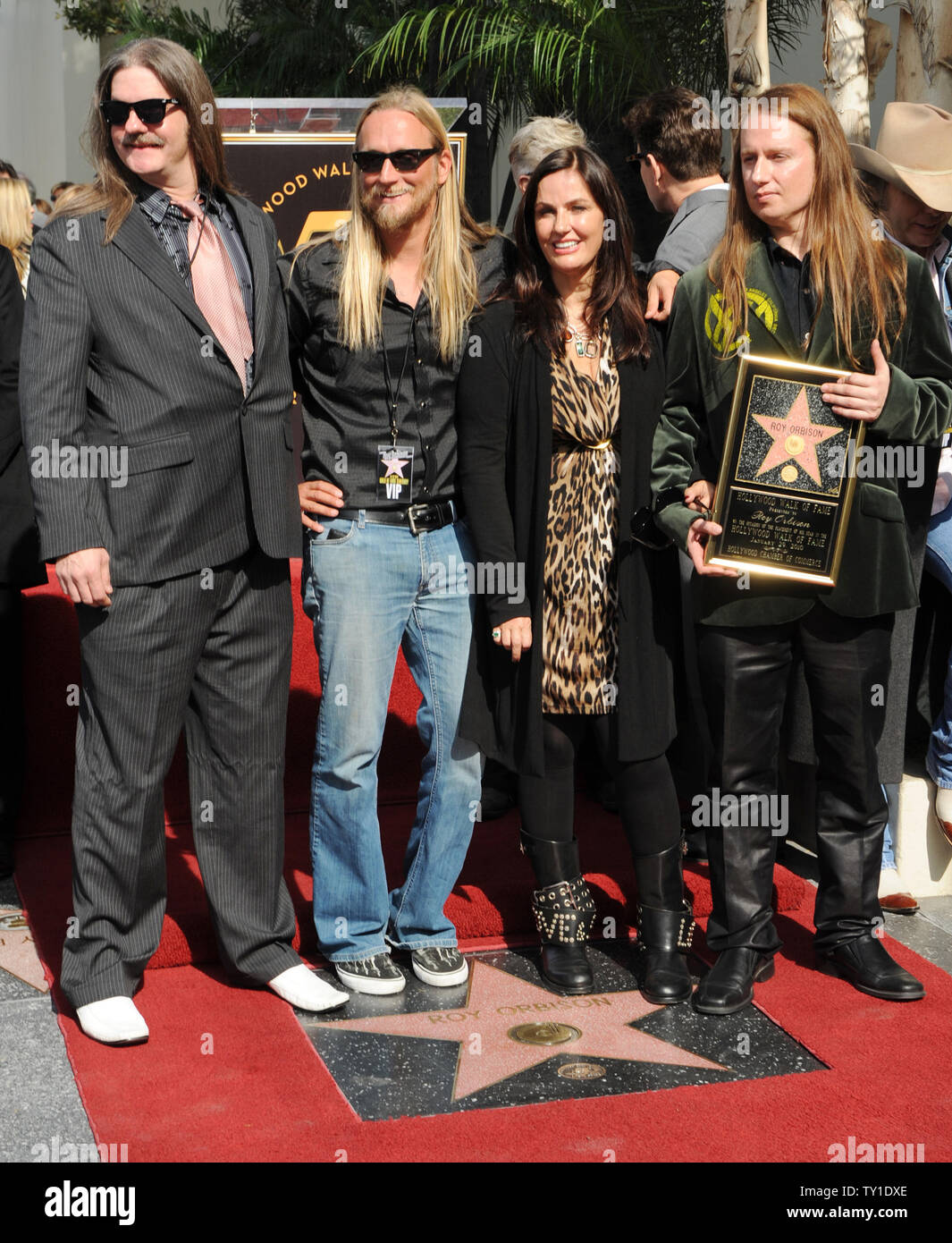 Roy Orbison Familienmitglieder, von links, Westly Orbison, Alex Orbison, Barbara Orbison, Roy Orbison sammeln vor dem Capitol Records Gebäude wie die späten Roy Orbison ist mit den 2.400 th Stern auf dem Hollywood Walk of Fame geehrt in Los Angeles, am 29. Januar 2010. UPI/Jim Ruymen Stockfoto