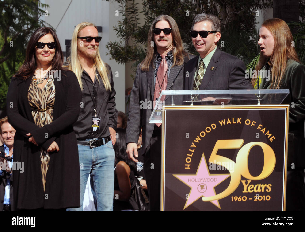 Roy Orbison Familienmitglieder, von links, Barbara Orbison, Alex Orbison, Westly Orbison, Roy Orbison Reagieren auf Kommentare von Leron Gubler, als er Orbison's Signatur Sonnenbrille vor dem Capitol Records Gebäude wie die späten Roy Orbison zieht mit den 2.400 th Stern auf dem Hollywood Walk of Fame geehrt in Los Angeles, am 29. Januar 2010. UPI/Jim Ruymen Stockfoto