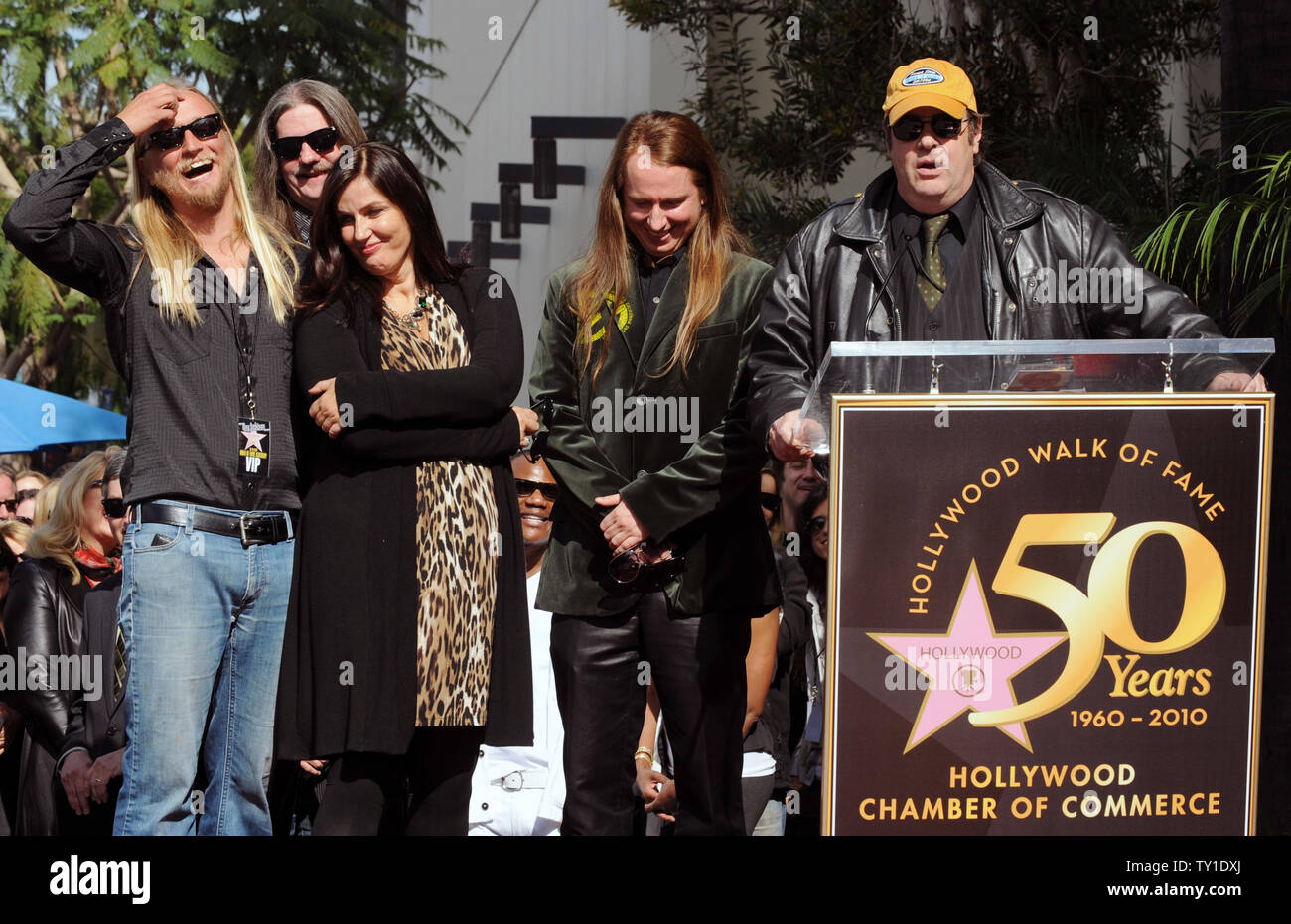 Roy Orbison Familienmitglieder, von links, Alex Orbison, Westly Orbison, Barbara Orbison, Roy Orbison Reagieren auf Kommentare von Schauspieler Dan Akroyd (R) vor dem Capitol Records Gebäude wie die späten Roy Orbison ist mit den 2.400 th Stern auf dem Hollywood Walk of Fame geehrt in Los Angeles, am 29. Januar 2010. UPI/Jim Ruymen Stockfoto