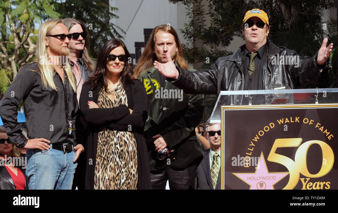 Roy Orbison Familienmitglieder, von links, Alex Orbison, Westly Orbison, Barbara Orbison, Roy Orbison Reagieren auf Kommentare von Schauspieler Dan Akroyd (R) vor dem Capitol Records Gebäude wie die späten Roy Orbison ist mit den 2.400 th Stern auf dem Hollywood Walk of Fame geehrt in Los Angeles, am 29. Januar 2010. UPI/Jim Ruymen Stockfoto