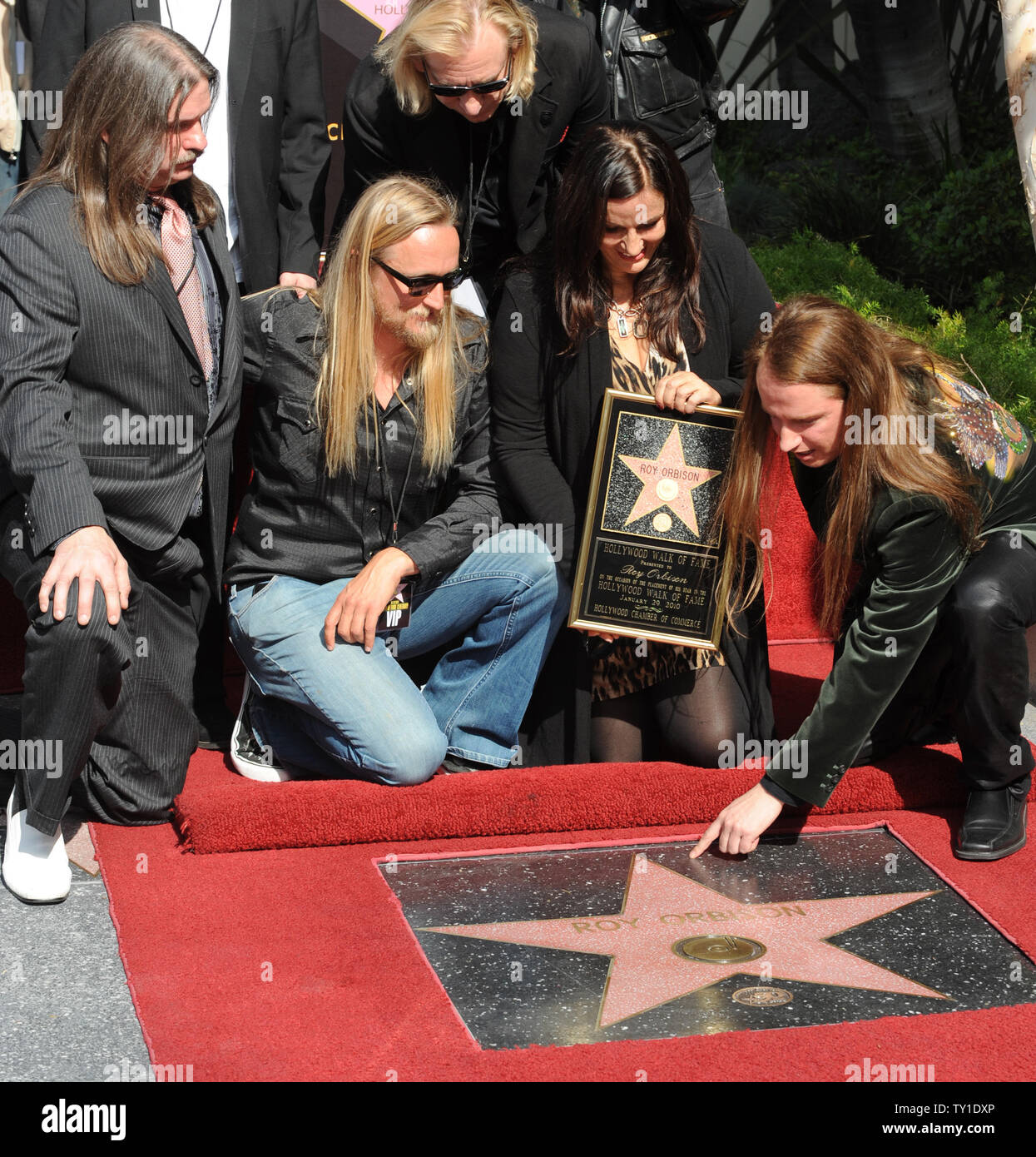 Roy Orbison Familienmitglieder, von links, Westly Orbison, Alex Orbison, Barbara Orbison, Roy Orbison sammeln vor dem Capitol Records Gebäude wie die späten Roy Orbison ist mit den 2.400 th Stern auf dem Hollywood Walk of Fame geehrt in Los Angeles, am 29. Januar 2010. UPI/Jim Ruymen Stockfoto