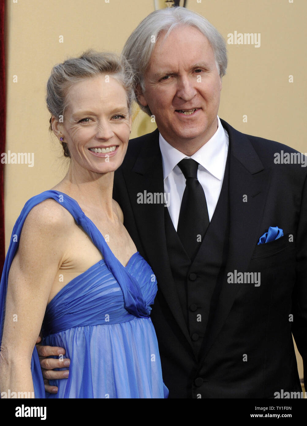 James Cameron, Regisseur von "Avatar", und seine Frau Suzy Amis, Ankunft auf dem roten Teppich an der 82nd Academy Awards in Hollywood am 7. März 2010. "Avatar" heute Abend für 9 Oscars nominiert ist. UPI/Phil McCarten Stockfoto