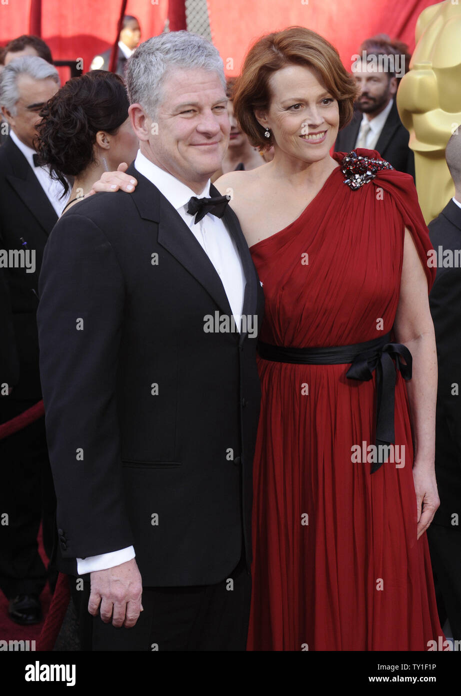 Die Schauspielerin Sigourney Weaver und ihr Ehemann Jim Simpson ankommen auf dem roten Teppich an der 82nd Academy Awards in Hollywood am 7. März 2010. UPI/Phil McCarten Stockfoto