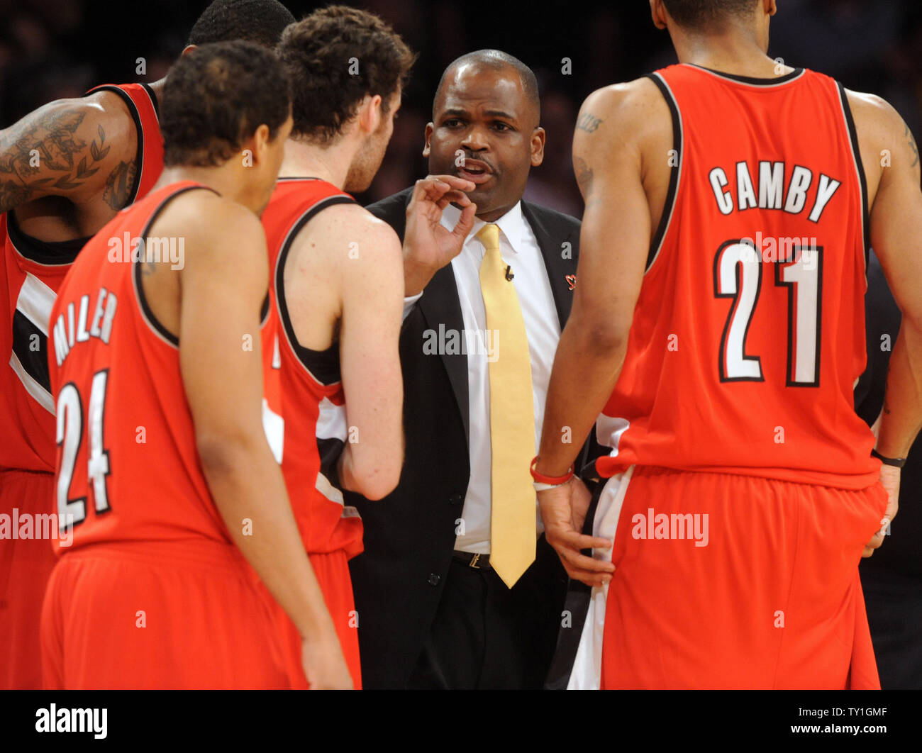 Portland Trailblazers 'Head Coach Nate McMillan fordert ein Spiel während in den abnehmenden Momente ihrer NBA Spiel gegen die Los Angeles Lakers im Staples Center in Los Angeles am 11. April 2010. Die Blazer besiegten die Lakers 91-88. UPI/Jim Ruymen Stockfoto