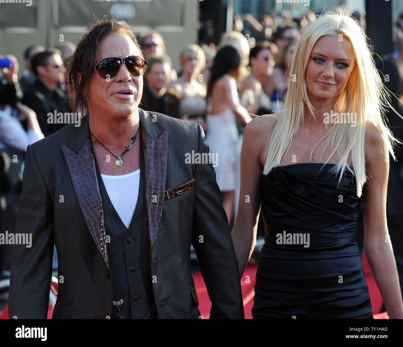 Mickey Rourke (L), ein Ensemble in der motion picture sci-fi Thriller ...