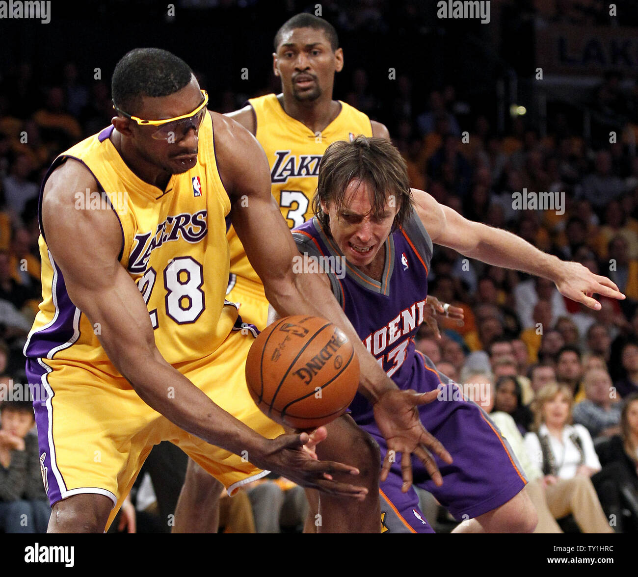 Los Angeles Lakers Zentrum K. Mbenga, Links, nimmt die Kugel von Phoenix Suns guard Steve Nash, rechts, in der ersten Hälfte des Spiel 1 der Western Conference Finals Reihe bei Staples Center in Los Angeles am 17. Mai 2010. Die Lakers gewonnen 128-107. UPI Foto/Lori Shepler Stockfoto