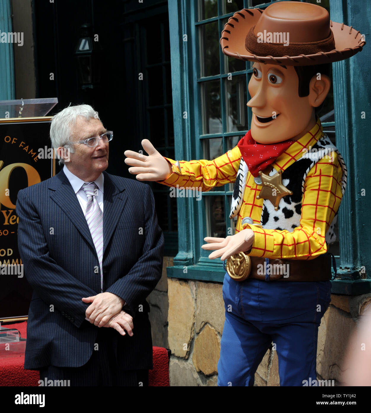 Sänger, Komponist und Songwriter Randy Newman wird von Woody von Disney Pixars "Toy Story 3" trat während einer enthüllungsfeier ihn ehrt mit dem 2.411 th Stern auf dem Hollywood Walk of Fame vor dem historischen Musso & Frank Grill in Los Angeles am 2. Juni 2010. UPI/Jim Ruymen Stockfoto