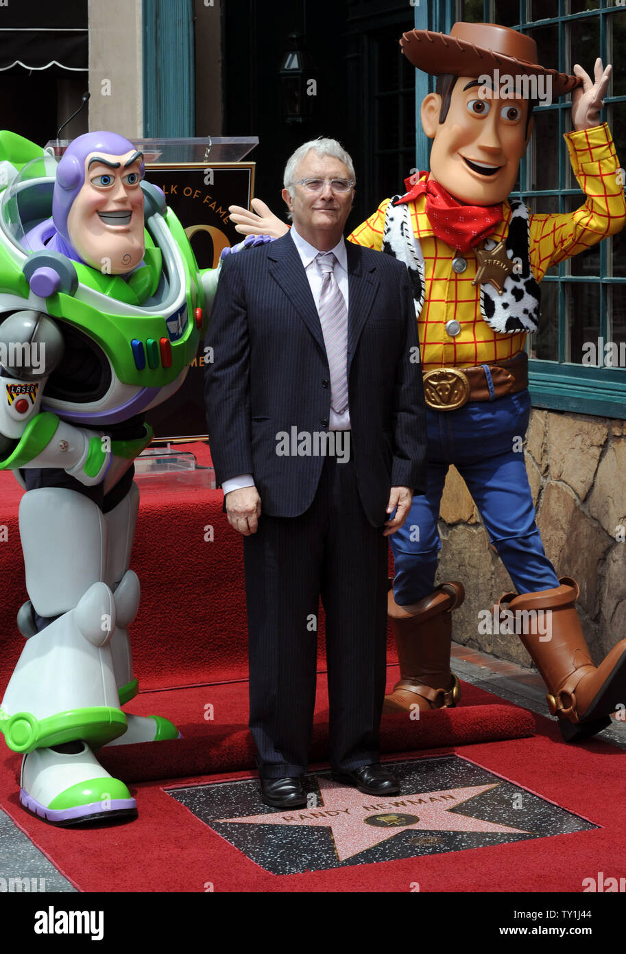 Sänger, Komponist und Songwriter Randy Newman wird von Buzz Lightyear und Woody von Disney Pixars "Toy Story 3" trat während einer enthüllungsfeier ihn ehrt mit dem 2.411 th Stern auf dem Hollywood Walk of Fame vor dem historischen Musso & Frank Grill in Los Angeles am 2. Juni 2010. UPI/Jim Ruymen Stockfoto