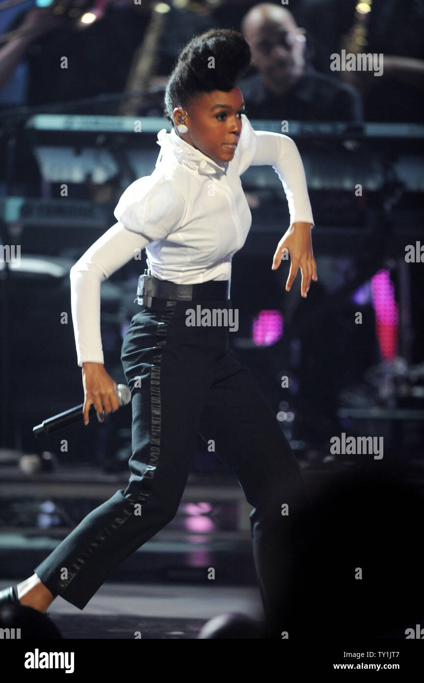 Janelle Monae führt "Let's Go Crazy" während der Tribut an Prinz für seine Lifetime Achievment Award 2010 BET Awards in Los Angeles am 27. Juni 2010. UPI/Jim Ruymen Stockfoto